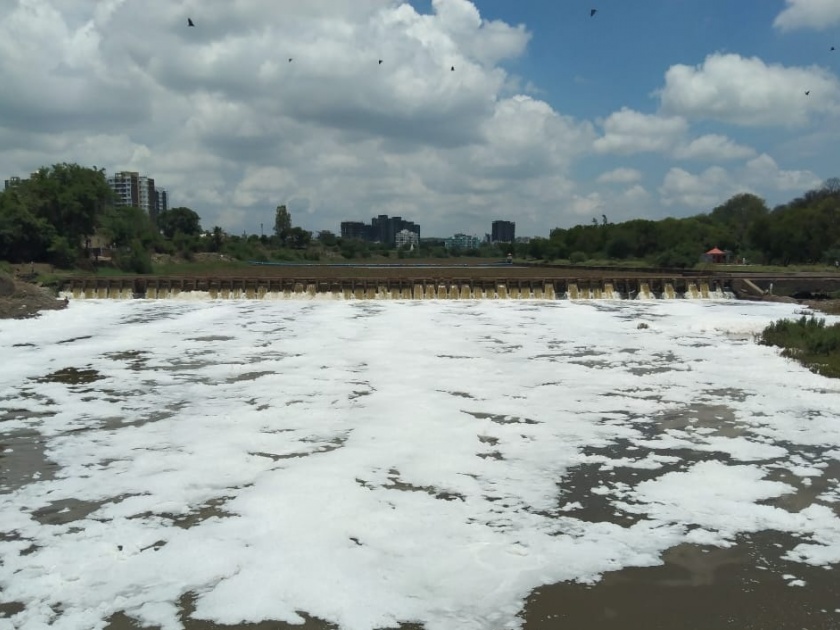 The foam in Indrayani river at Alandi, health issue of citizens | चिंतेची बाब! आळंदीतील पवित्र इंद्रायणी पुन्हा फेसाळली; नागरिकांच्या आरोग्याला धोका