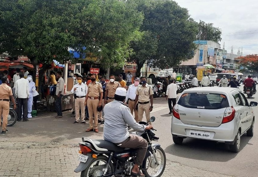 Corona test of citizens on the road after ‘unlock’ in Baramati | बारामतीत ‘अनलॉक’नंतर रस्त्यावर नागरिकांची कोरोना तपासणी; पोलीस प्रशासनाचा पुढाकार