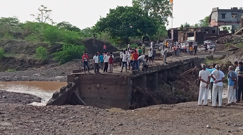 The bridge over the river Arunavati was swept away in the first flood | अरुणावती नदीवरील पुल पहिल्याच पुरात वाहुन गेला