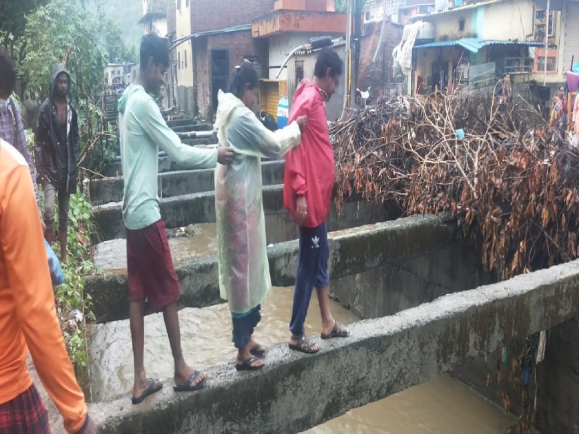 A life-saving exercise for the citizens of the mayor's ward; Neglect of Mira Road-Bhayander Municipal Corporation | महापौरांच्या प्रभागातील नागरिकांची जीवघेणी कसरत; मीरा रोड-भाईंदर महापालिकेचं दुर्लक्ष
