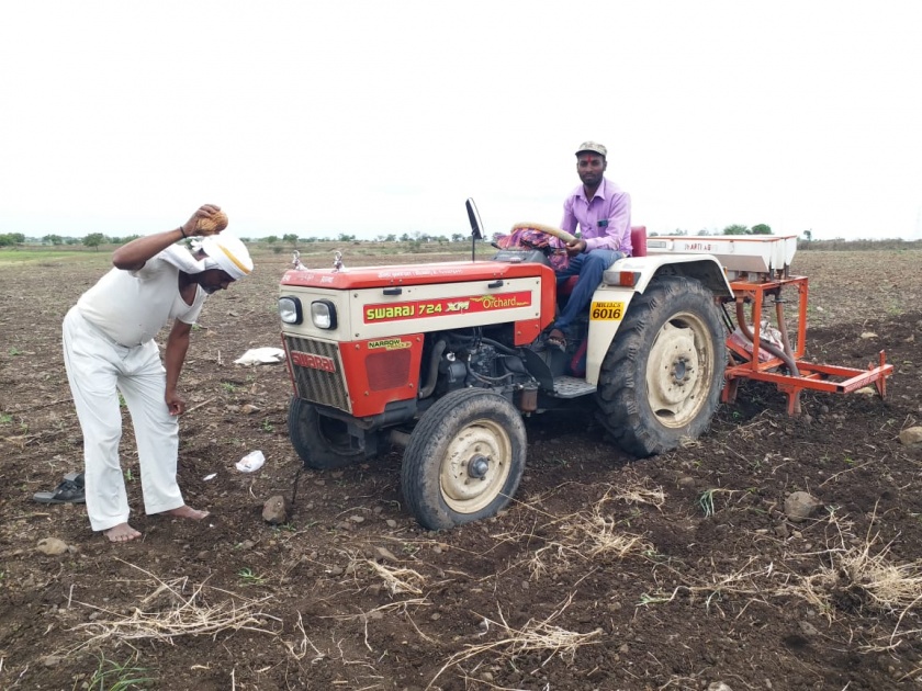 Agricultural news; This year's kharif sowing prefers tractors instead of sarjaraja | कृषी वार्ता; यंदाच्या खरीप पेरणीला सर्जाराजाऐवजी ट्रॅक्टरलाच पसंती