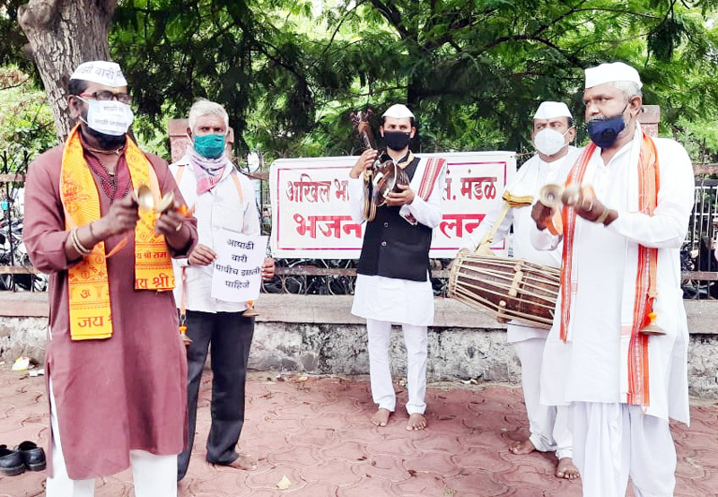 Bhajan movement in Solapur; Demand for permission for traditional Dindi Anpalakhs | सोलापुरात भजन आंदोलन; पारंपारिक दिंडी अन् पालख्यांना आषाढीत परवानगी देण्याची मागणी