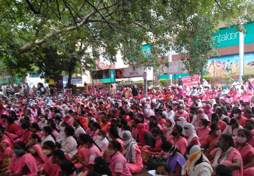 Asha Sevika protest in front of Pune Zilla Parishad | पुणे जिल्हा परिषदेसमोर आशा सेविकांचे आंदोलन