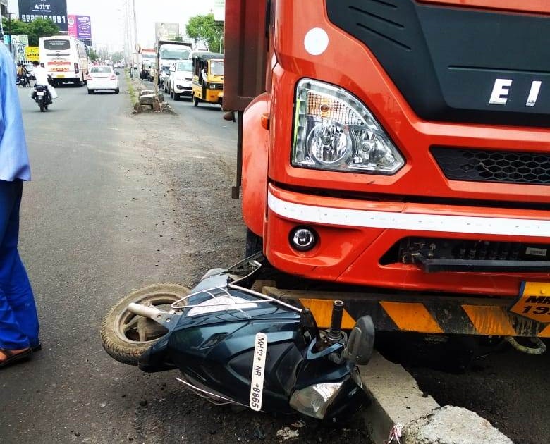 Pune: An old man died when his two-wheeler was hit by a tempo on the city highway | पुणे - नगर महामार्गावर टेम्पोने दुचाकीला दिलेल्या धडकेत वृद्धाचा मृत्यू
