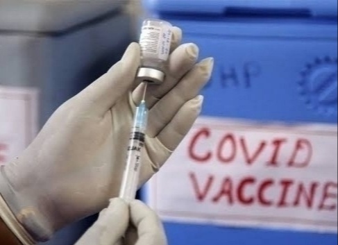 Corona Vaccination Pune: Covishield vaccine available on Friday at 182 centers of Pune Municipal Corporation | Corona Vaccination Pune : पुणे महापालिकेच्या १८२ केंद्रांवर शुक्रवारी कोव्हिशिल्ड लस उपलब्ध