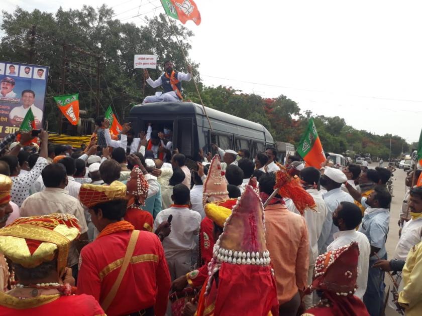 BJP aggressive for OBC reservation; Chakkajam at nine places in Solapur district | ओबीसी आरक्षणासाठी भाजप आक्रमक; सोलापूर जिल्ह्यात नऊ ठिकाणी चक्काजाम