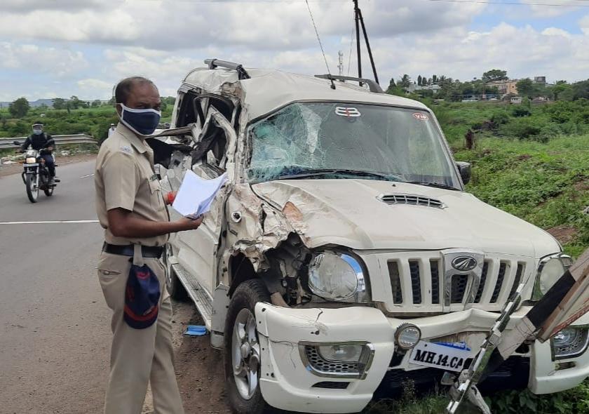 Container and Scorpio accident on Chakan-Shikrapur highway; 1 death and 3 injured | चाकण- शिक्रापूर महामार्गावर कंटेनरची स्कॉर्पिओला भीषण धडक ; १ जण ठार ३ जखमी