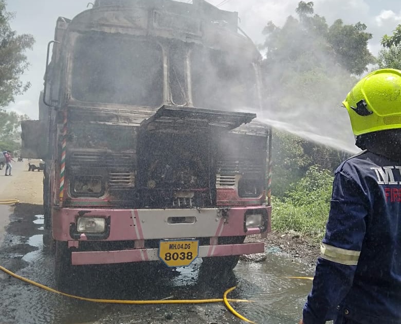 A goods truck caught fire at Ambad MID | अंबड एमआयडीसीत मालट्रक पेटला