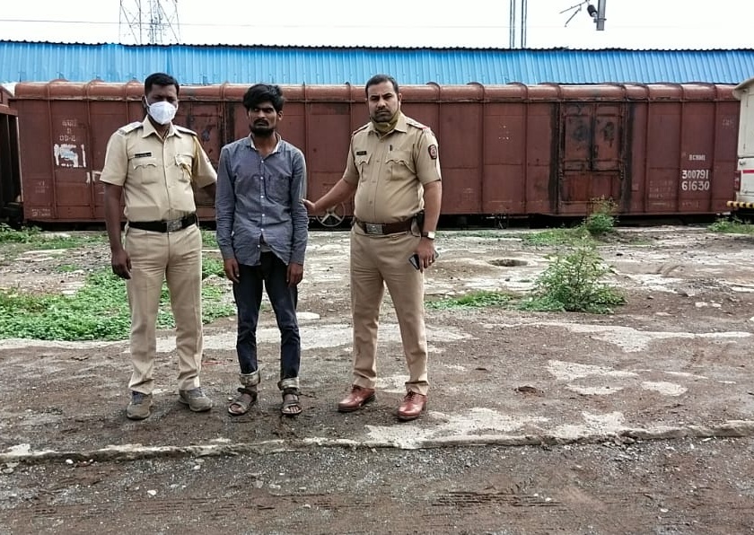Big news; One of the accused, who escaped from Madha sub-jail, was caught by the police on his way to Pune | मोठी बातमी; माढ्याच्या सबजेलमधून पळालेल्या एका आरोपीला पुण्याला जाताना पोलिसांनी पकडले