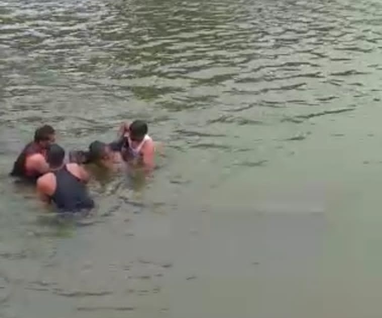 The car is on the river bridge while the two youths are in the river basin; Strange accident in Pandharpur | गाडी नदीच्या पुलावर तर दोन युवक नदीपात्रात; पंढरपुरात विचित्र अपघात