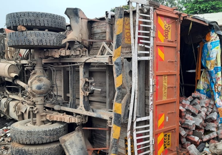 A rickshaw was crushed by a failed brake truck; husband and wife were killed and 17 others were injured | ब्रेक निकामी झालेल्या ट्रकने रिक्षाला चिरडले;पती-पत्नी ठार,१७ जण जखमी
