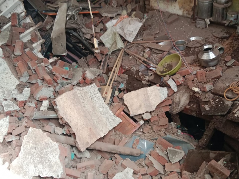 13-year-old girl rescued after slab collapse in Pimpri | Video: पिंपरीत इमारतीचा स्लॅब कोसळला; ढिगाऱ्याखाली अडकलेल्या १५ वर्षांच्या मुलीला सुखरूप बाहेर काढण्यात यश