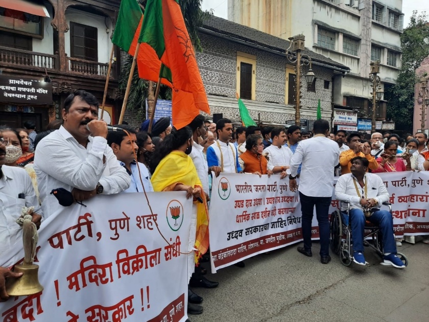 Shankhanad agitation by BJP temple in Pune for open temple | गणपती बाप्पा मोरया, उद्धव ठाकरेंना सुबुद्धी द्या; मंदिर उघडण्यासाठी भाजपचं शंखनाद आंदोलन