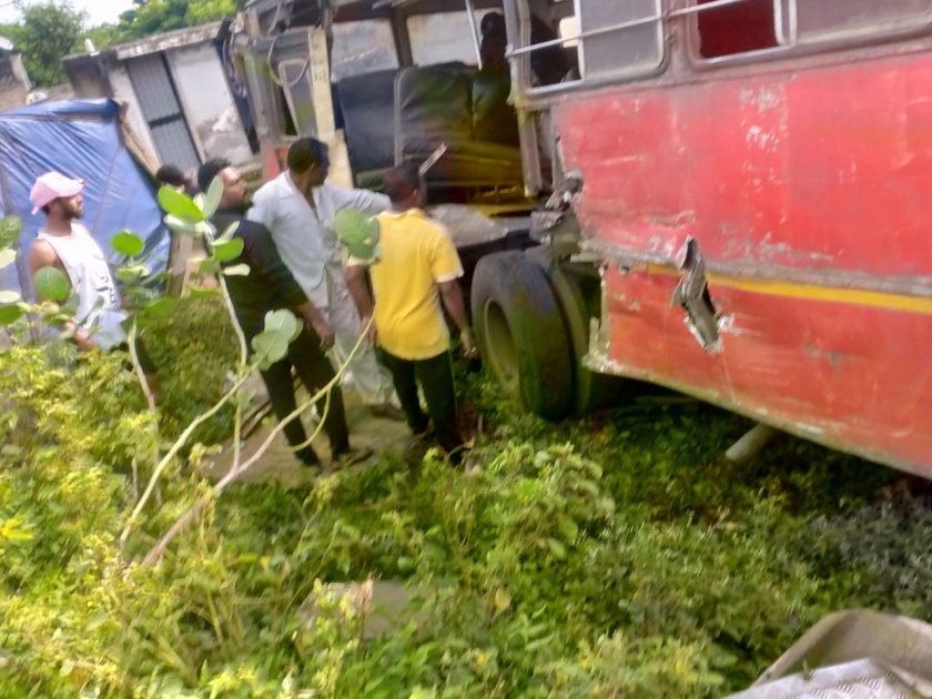Truck-bus accident on Malkapur-Buldana road, 15 passengers injured, six serious | मलकापूर-बुलडाणा मार्गावर ट्रक-बसचा अपघात, १५ प्रवाशी जखमी, सहा गंभीर