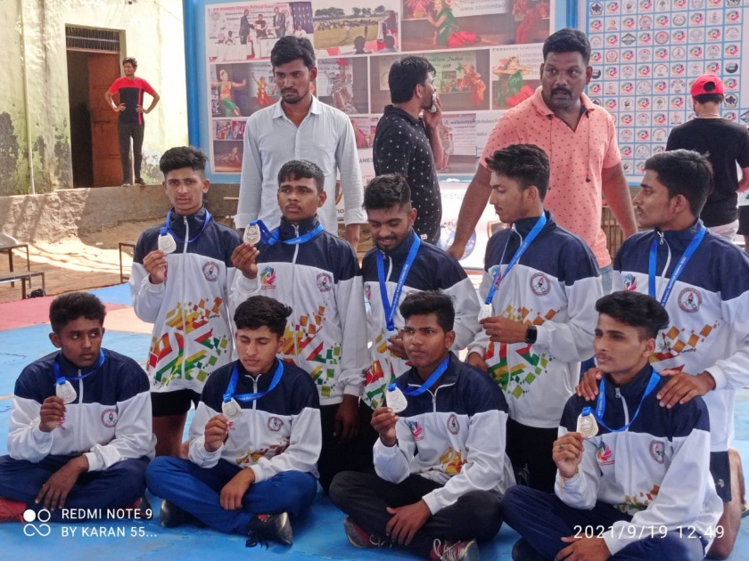 Karan Salunkhe from Marwad won gold and silver medals in the national level competition | मारवड येथील करण साळुंखेने राष्ट्रीय पातळीवरील स्पर्धेत मिळवले गोल्ड व सिल्वर मेडल