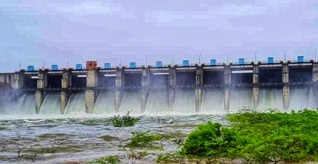 Rain in Beed : 80,000 cusecs discharged through 11 gates of Majalgaon dam, water infiltrated in many villages | माजलगाव धरणाच्या ११ दरवाज्यातून ८० हजार क्युसेस विसर्ग, अनेक गावांमध्ये पाणी शिरले