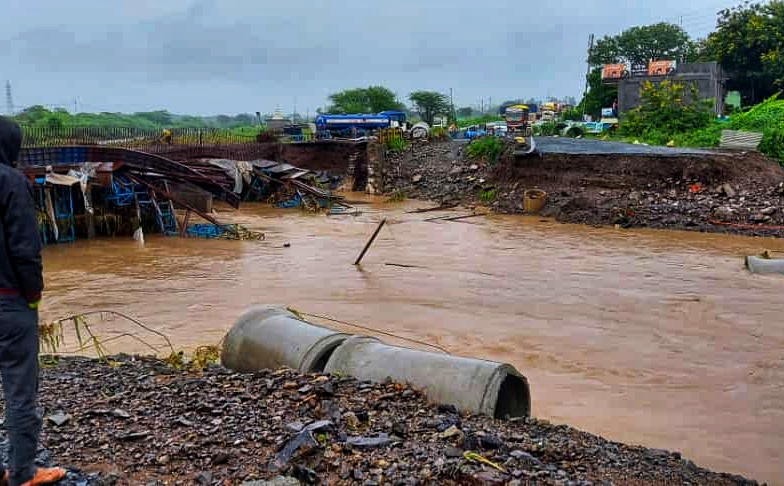 Haunted by torrential rains; Many villages including Ambajogai lost contact | मुसळधार पावसाने हाहाकार; अंबाजोगाईसह अनेक गावांचा संपर्क तुटला
