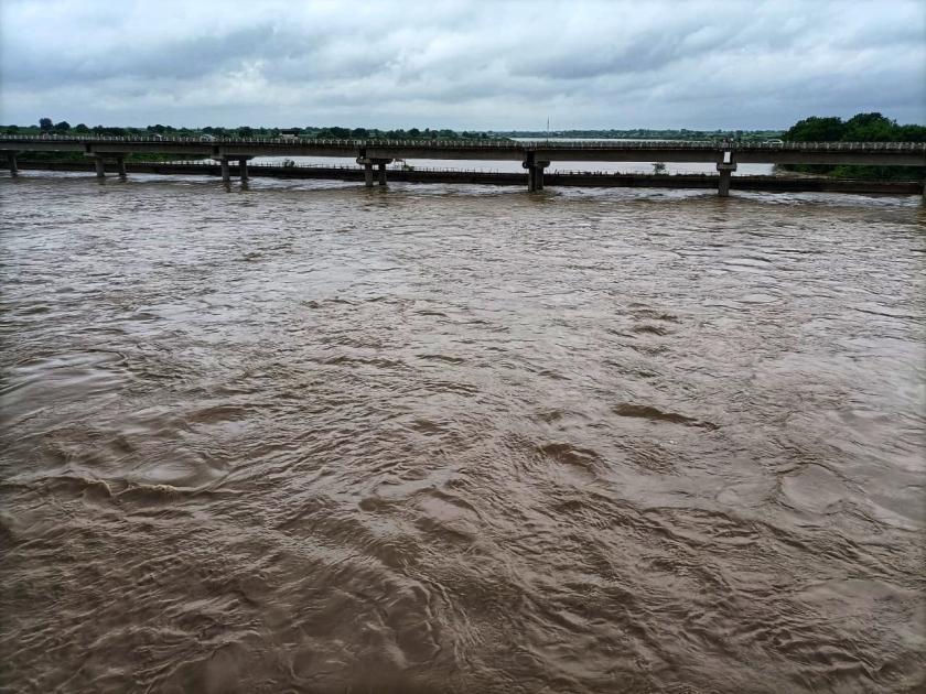 Rivers reach dangerous level in Parbhani district | परभणी जिल्ह्यात नद्यांनी गाठली धोक्याची पातळी