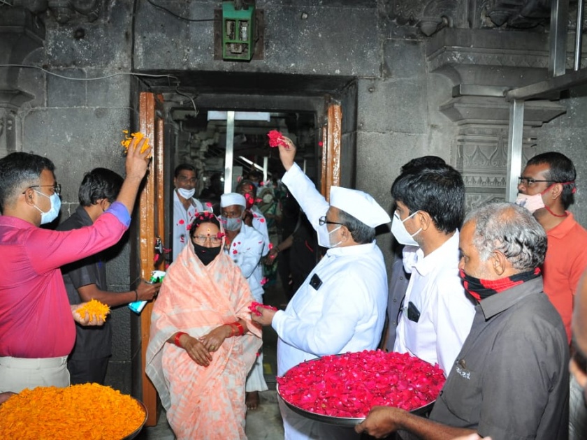 Big news; The temple of Mother Vitthal-Rukmini at Pandharpur was opened; Flower showers on the future | मोठी बातमी; पंढरपुरातील विठ्ठल-रुक्मिणी मातेचे मंदिर उघडले; भविकांवर पुष्पवृष्टी