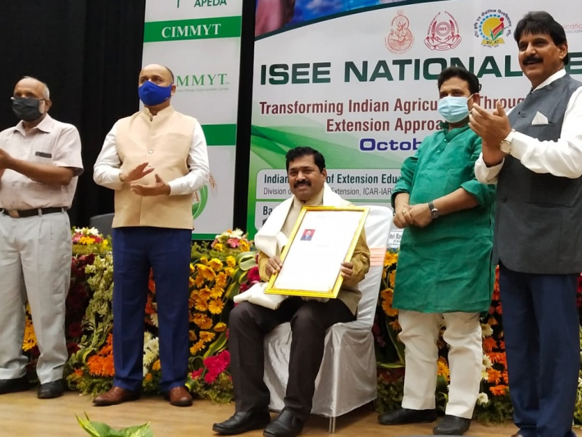 Big news; Dr. of Solapur. Awarded Best Scientist Award to Lalasaheb Tambade at Varanasi | मोठी बातमी; सोलापूरचे डॉ. लालासाहेब तांबडे यांना वाराणसी येथे सर्वोत्कृष्ठ शास्त्रज्ञ पुरस्कार प्रदान