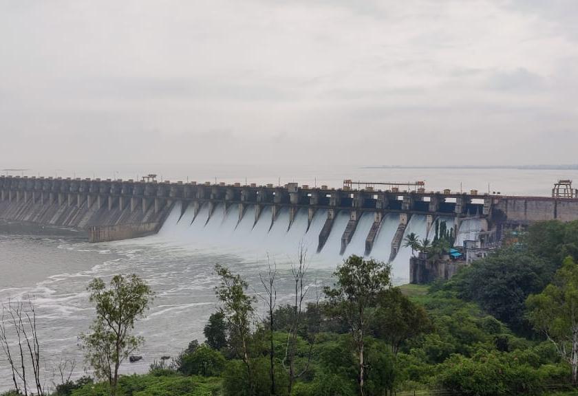 Big news; 20,000 cusecs of water was released into the Bhima river basin from 16 gates of Ujani | मोठी बातमी; उजनीच्या १६ गेटमधून २० हजार क्युसेक पाणी भीमा नदी पात्रात सोडले