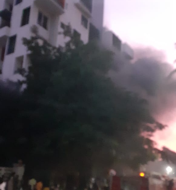 A building caught fire in Solapur; Burn cars and shops | सोलापुरात इमारतीला लागली भीषण आग; गाड्या, दुकानांचं साहित्य जळून खाक