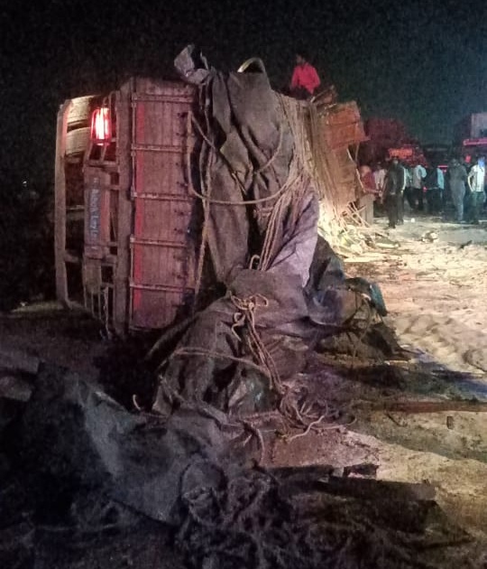 Big news; Truck-tanker accident near Bhimanagar bridge; Five people were killed on the spot | मोठी बातमी; भिमानगर पुलाजवळ ट्रक -टँकरचा अपघात; पाच जण जागीच ठार