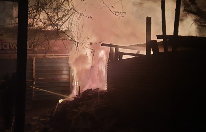 Nandedkar's dawn with two incidents of fire; Burn furniture factory and car | नांदेडकरांची पहाट आगीच्या दोन घटनांनी; फर्निचरचा कारखाना आणि कार जळून खाक