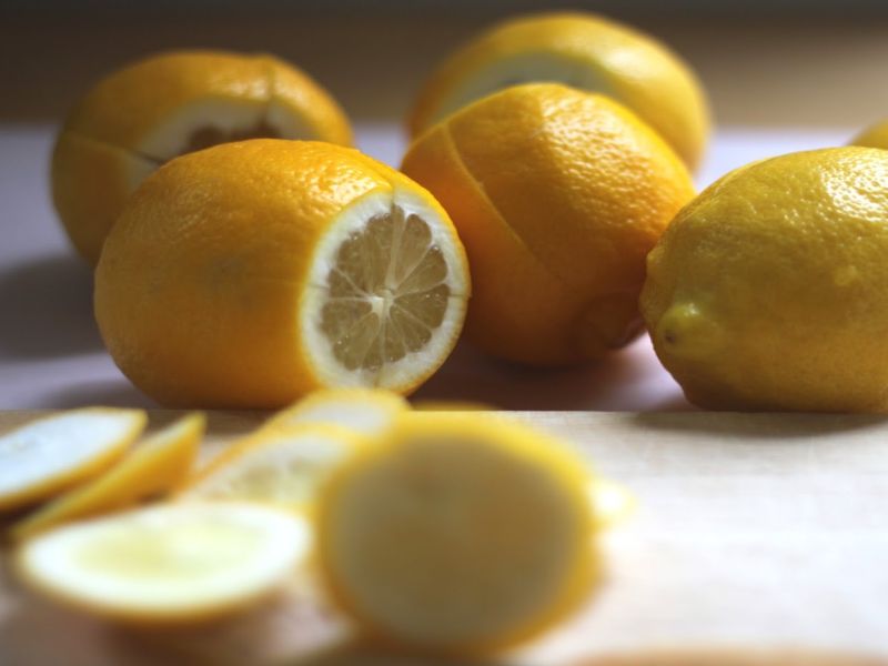 Amazing benefits of lemon peels | लिंबूच्या सालीचे हे आरोग्यदायी फायदे माहीत आहेत का?