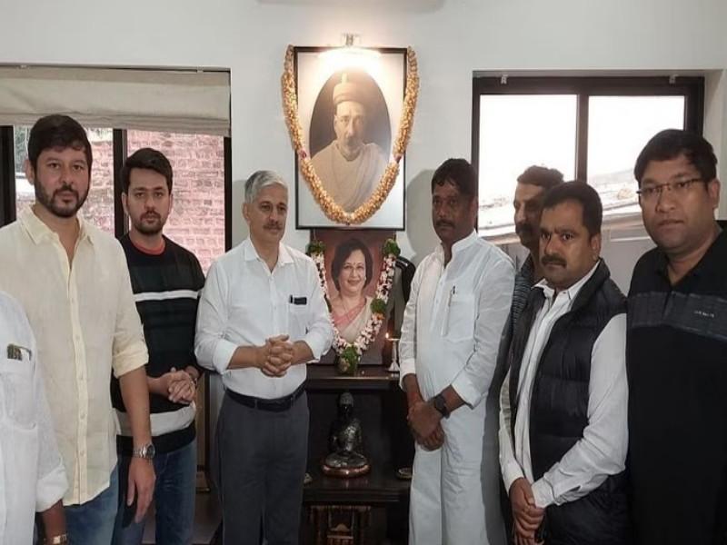 Rabindra Dhangekar visited Tilak family as soon as the candidature from Congress was confirmed | Pune By- election: काँग्रेसकडून उमेदवारी निश्चित होताच रवींद्र धंगेकर टिळक कुटुंबियांच्या भेटीला