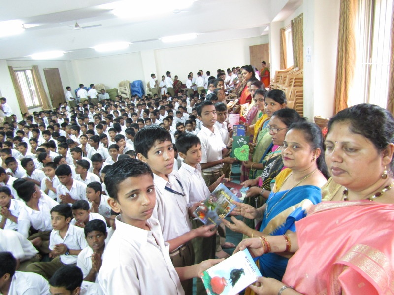 students gave books to teachers on the occasion of gurupornima | गुरुपाैर्णिमेनिमित्त विद्यार्थ्यांकडून शिक्षकांना अनाेखी गुरुदक्षिणा