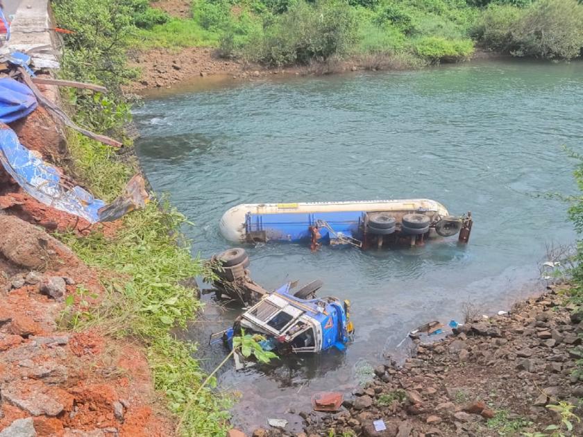 Chemical container falls from Anjanari bridge into river, one killed | रत्नागिरी: आंजणारी पुलावरुन रसायनवाहू कंटेनर नदीत कोसळला, एक ठार
