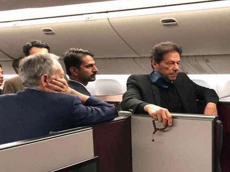 After hours-long delay, Imran Khan departs for Pakistan on commercial aircraft | ...अन् इम्रान खान यांच्यावर प्रवासी विमानाने जाण्याची वेळ आली