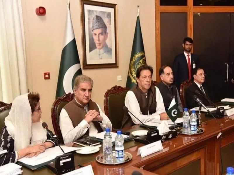 Imran Khans Pakistan Government To Come Out With Kashmir Conflict Resolution Proposal | पाकिस्तानचे 'मिशन काश्मीर'; धुमसता प्रश्न सोडवण्यासाठी चक्क इम्रान खान सरकारचा पुढाकार