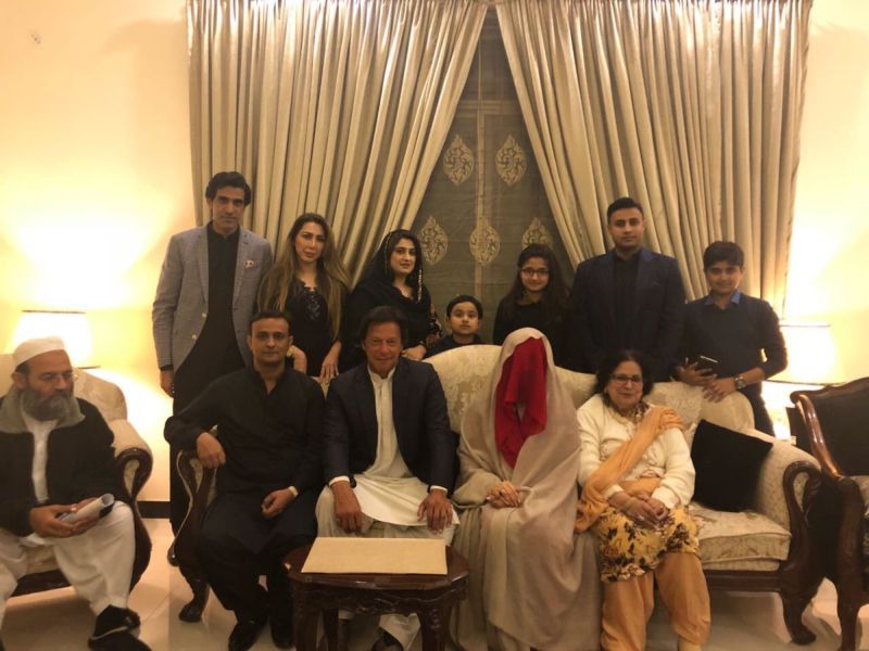 Pakistan tehreek e insaf's Imran khan gets married for a third time, marries faith healer Bushra Maneka | इमरान खान यांची हॅटट्रिक ! लाहोरमध्ये तिस-यांदा केला निकाह