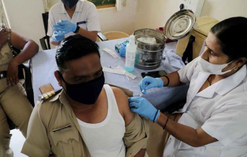 In Buldana, 2500 Police were vaccinated | बुलडाण्यात २५०० पाेलिसांनी घेतली काेराेना प्रतिबंधात्मक लस