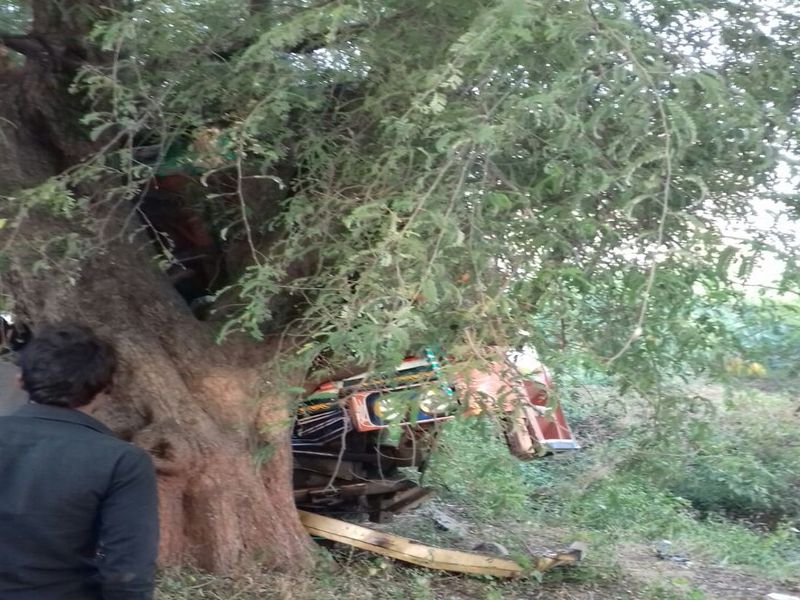 In Chopda taluka, a truck hit a tinkling tree | चोपडा तालुक्यात ट्रकची चिंचेच्या झाडाला जोरदार धडक , क्लिनर ठार, चालक गंभीर