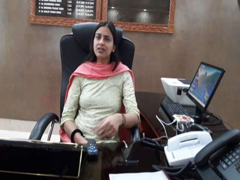 Sheikhpura Dm Inayat Khan Will Adopt One Of The Martyr Family Of Pulwama Attack In Bihar | Pulwama Attack: सामाजिक भान जपणाऱ्या जिल्हाधिकारी; स्वीकारणार शहिदाच्या कुटुंबाची जबाबदारी