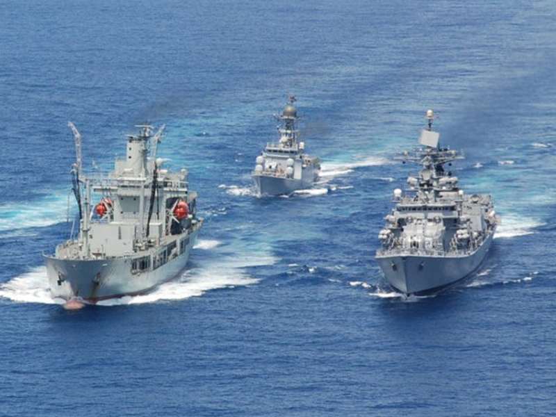 Navy in action after Air Force; warships watch on Pakistan navy | भूदल, हवाई दलानंतर आता नौदलाची बारी; युद्धनौकांची पाकिस्तानवर नजर