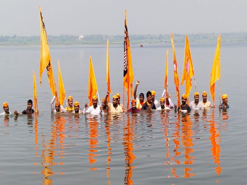 Water burial of protestors for two hours in Indapur Support to the Maratha movement | इंदापूरात आंदोलकांची तब्बल दोन तास जलसमाधी; मराठा आंदोलनाला पाठिंबा