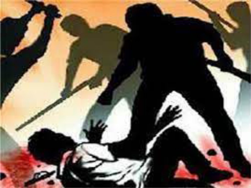 Terror of Deputy Sarpanch and Sarpanch's husband sword in Babhulgaon; Assault on three | बाभुळगावमध्ये उपसरपंच व सरपंचाच्या पतीची तलवारी नाचवत दहशत; तिघांवर केला प्राणघातक हल्ला