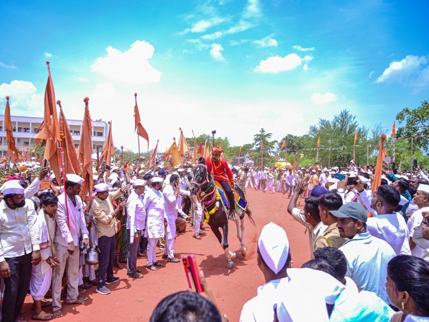 Ashadhi Wari sant Shrestha Tukaram Maharaj Palkhi Festival's second horse arena was staged in Indapur | Ashadhi Wari: 'ग्यानबा तुकाराम, माऊली-माऊली...' च्या जयघोषात इंदापुरात दुसरे अश्व रिंगण