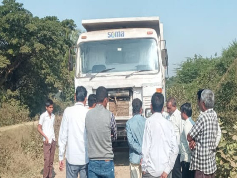 Vehicles of Nira-Bhima water stabilization project blocked by farmers in Indapur taluka; Marathwada water issue will ignite | इंदापूर तालुक्यात नीरा-भीमा जलस्थिरीकरण प्रकल्पाची वाहने शेतकऱ्यांनी अडविली; मराठवाडा पाणी प्रश्न पेटणार