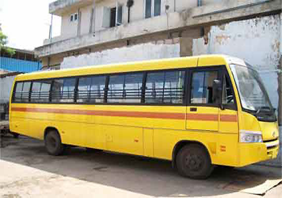 School closed due to Kareena; Time for suicide on bus owners transporting students | काेराेनामुळे शाळा बंद; विद्यार्थ्यांची वाहतूक करणाऱ्या बसमालकांवर आत्महत्येची वेळ