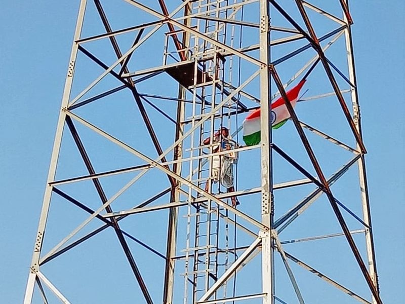 Ex-serviceman towers taken by the tri-color to demand drought | दुष्काळाच्या मागणीसाठी हाती तिरंगा घेऊन माजी सैनिक टॉवरवर