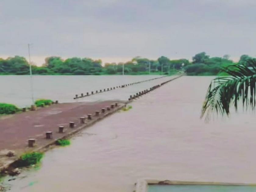 Jalgaon: A sudden flood in Bori river of Amalner cut off the connectivity of four villages including Satri | Jalgaon: अमळनेरच्या बोरी नदीला अचानक पूर, सात्रीसह चार गावांचा संपर्क तुटला 
