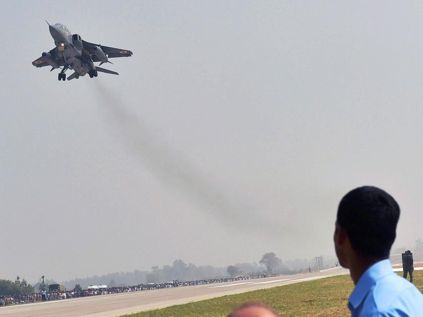 Mumbai airport closed for one hour for three days Indian Air Force will exercise | तीन दिवस मुंबई विमानतळ एक तासासाठी बंद; भारतीय हवाई दलाचा सराव होणार