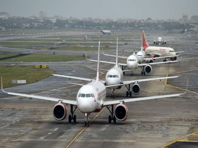 A day before the airlines in Pune on ‘land’; Annoyance to passengers | पुण्यात एक दिवस आधीच विमाने ‘जमिनी'वर; प्रवाशांना मनस्ताप 