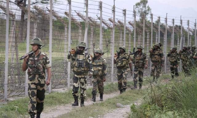 An additional two thousand soldiers of Pakistan deployed at the border; India's Fine Attention | पाकचे अतिरिक्त दोन हजार सैनिक सीमेवर तैनात; भारताचे बारीक लक्ष