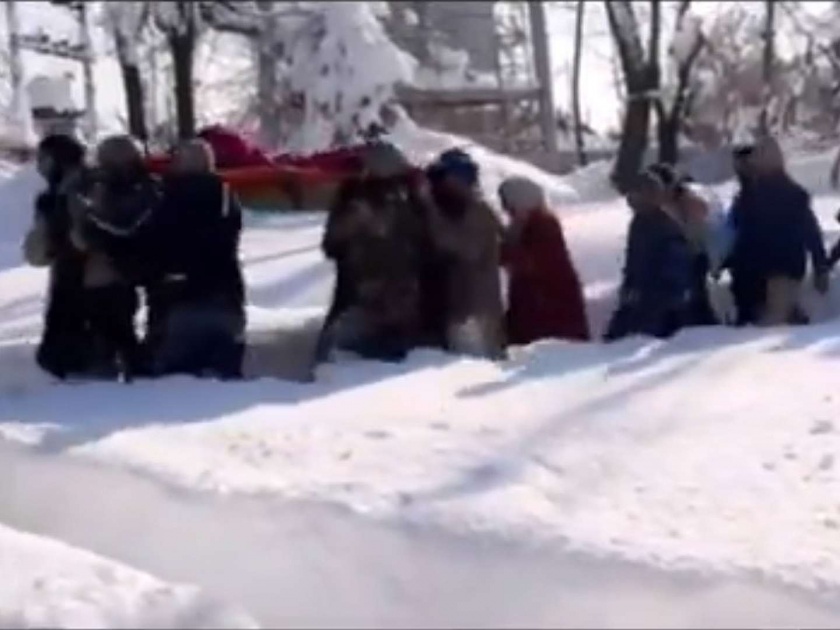 100 Army personnel 30 civilians walked in heavy snowfall & hospitalized pregnant Women | सलाम... बर्फातून वाट काढत जवानांनी गर्भवतीला रुग्णालयात पोहोचवलं!